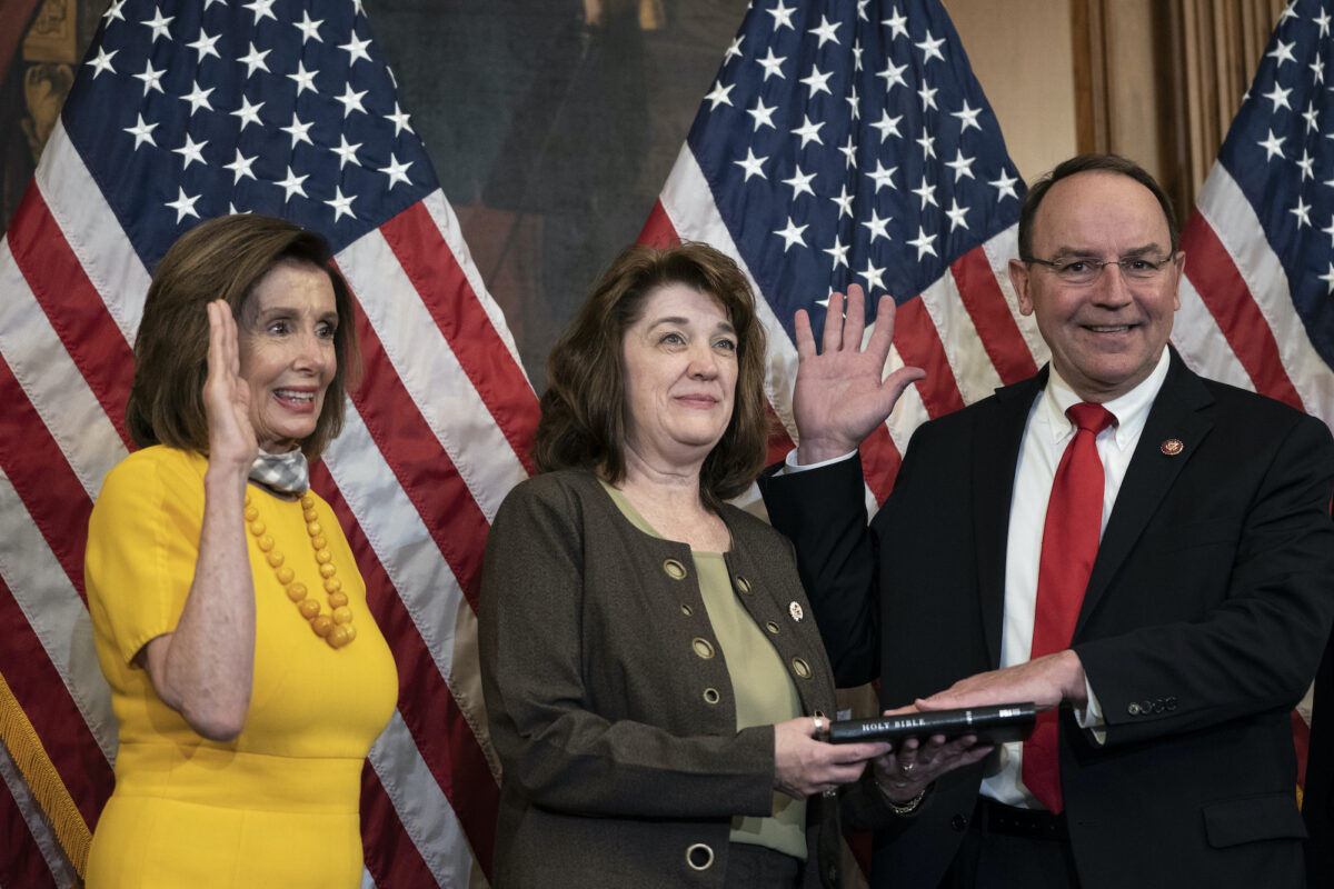 (Từ trái qua phải) Chủ tịch Hạ viện đương thời Nancy Pelosi tham gia nghi lễ tuyên thệ nhậm chức với Dân biểu Tom Tiffany (Cộng Hòa-Wisconsin), cùng vợ Christine, tại Điện Capitol Hoa Kỳ ở Hoa Thịnh Đốn vào ngày 19/05/2020. (Ảnh: Drew Angerer/Getty Images)
