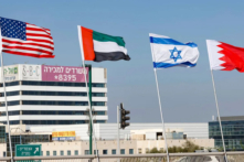 (Từ trái sang phải) Quốc kỳ của Hoa Kỳ, Các Tiểu vương quốc Arab Thống nhất, Israel, và Bahrain tung bay dọc một con đường ở Netanya, Israel, vào ngày 13/09/2020, đánh dấu lễ ký kết Hiệp định Hòa bình Abraham Ngày 15/09. (Ảnh: Jack Guez/AFP qua Getty Images)