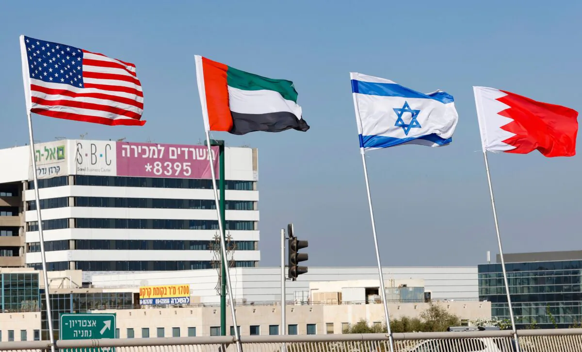 (Từ trái sang phải) Quốc kỳ của Hoa Kỳ, Các Tiểu vương quốc Arab Thống nhất, Israel, và Bahrain tung bay dọc một con đường ở Netanya, Israel, vào ngày 13/09/2020, đánh dấu lễ ký kết Hiệp định Hòa bình Abraham Ngày 15/09. (Ảnh: Jack Guez/AFP qua Getty Images)