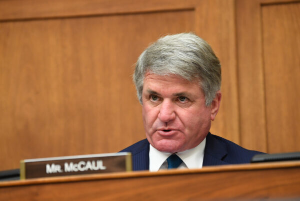 Dân biểu Michael McCaul (Cộng Hòa-Texas) chất vấn các nhân chứng trong một phiên điều trần của Ủy ban Đối ngoại Hạ viện tại Hoa Thịnh Đốn vào ngày 16/09/2020. (Ảnh: Kevin Dietsch-Pool/Getty Images)