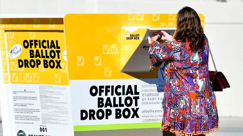 Một phụ nữ bỏ phiếu cho Cuộc bầu cử Hoa Kỳ năm 2020 tại thùng bỏ phiếu chính thức của quận Cam tại Văn phòng Ghi danh Quận Cam ở Santa Ana, California, vào ngày 13/10/2020. (Ảnh: Frederic J. Brown/AFP qua Getty Images)