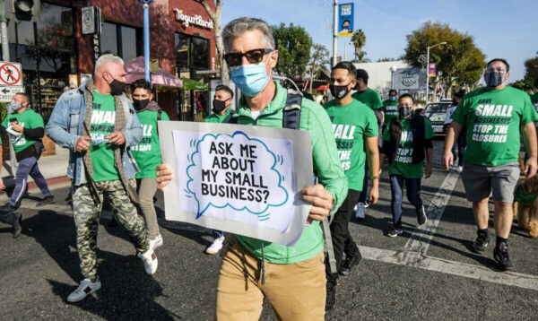 Thành viên của các chủ doanh nghiệp nhỏ tham gia cuộc biểu tình “Cứu lấy Doanh nghiệp Nhỏ” ở Los Angeles, California, hôm 12/12/2020. (Ảnh: Ringo Chiu/AFP qua Getty Images)