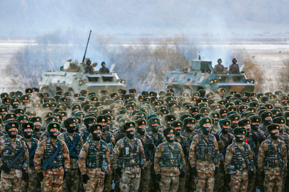 Các binh lính của Quân đội Trung Quốc tập hợp trong quá trình huấn luyện quân sự tại Dãy núi Pamir ở Kashgar, vùng Tân Cương phía tây bắc Trung Quốc vào ngày 04/01/2021. (Ảnh: STR/AFP qua Getty Images)