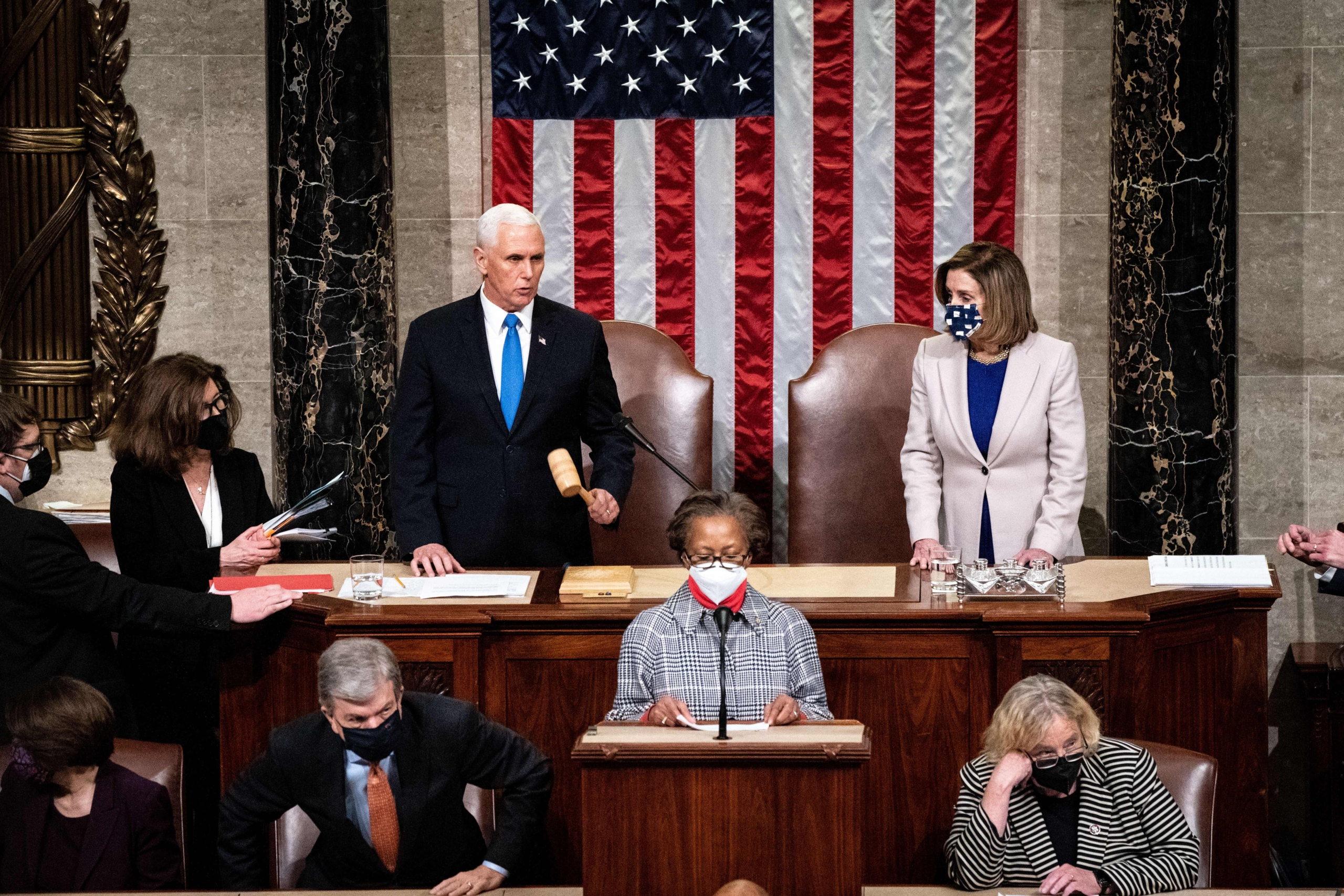 Phó Tổng thống Mike Pence và Chủ tịch Hạ viện Nancy Pelosi (Dân Chủ-California) chủ trì phiên họp chung của Quốc hội để chứng nhận kết quả của Đại Cử tri Đoàn năm 2020 sau khi những người biểu tình xông vào Đồi Capitol trước đó trong ngày ở Hoa Thịnh Đốn hôm 06/01/2020. (Ảnh: Erin Schaff /Pool/AFP qua Getty Images)