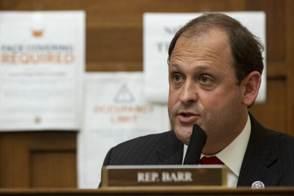 Dân biểu Andy Barr (Cộng Hòa-Kentucky) nói trong một phiên điều trần ở Hoa Thịnh Đốn, vào ngày 10/03/2021. (Ảnh: Ting Shen-Pool/Getty Images)