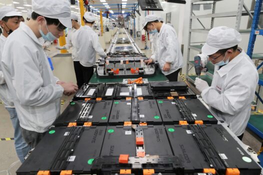 Các công nhân tại một nhà máy của Công ty TNHH Pin Xe Điện Hân Vượng Đạt (Xinwangda Electric Vehicle Battery Co.), công ty sản xuất pin lithium cho xe điện và các mục đích sử dụng khác, ở Nam Kinh thuộc tỉnh Giang Tô phía đông Trung Quốc, vào ngày 12/03/2021. (Ảnh: STR/AFP qua Getty Images)