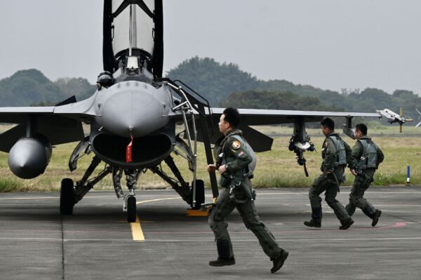 Các phi công của lực lượng không quân Đài Loan chạy tới chiến đấu cơ F-16V được vũ trang do Mỹ sản xuất tại một căn cứ không quân ở Gia Nghĩa, miền nam Đài Loan, vào ngày 05/01/2022. (Ảnh: Sam Yeh/AFP qua Getty Images)
