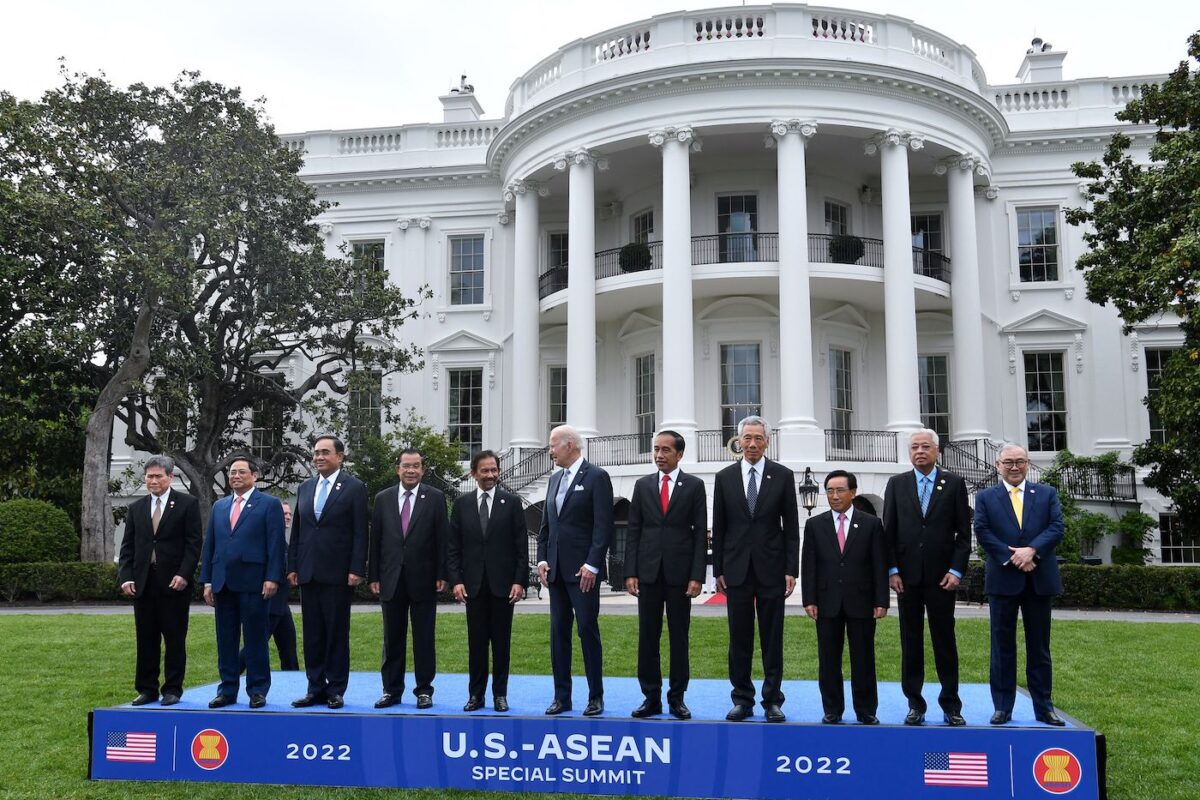 Tổng thống Joe Biden (giữa) và các nhà lãnh đạo của Hiệp hội các quốc gia Đông Nam Á (ASEAN) chụp ảnh tập thể trên Bãi cỏ phía Nam của Tòa Bạch Ốc ở Hoa Thịnh Đốn vào ngày 12/05/2022. (Ảnh: Nicholas Kamm/AFP qua Getty Images)