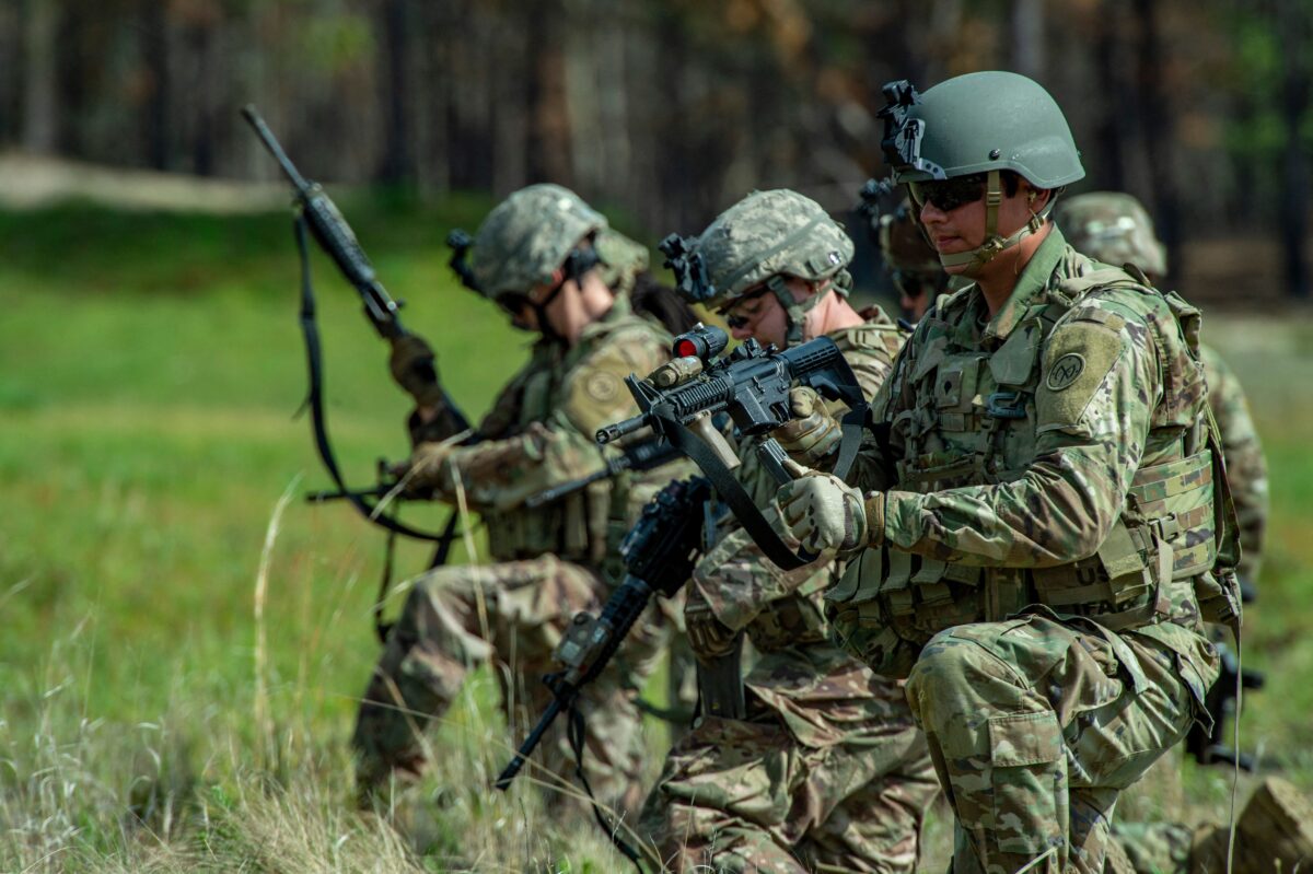 Các thành viên của Trung đoàn Bộ binh 182 nạp đạn thật vào vũ khí trước khi tiến vào chiến trường để huấn luyện — bắn vào các mục tiêu trên chiến trường và phối hợp với các đội khác — để khai triển tới Trung Đông trong cuộc huấn luyện tại Fort Dix ở tiểu bang New Jersey vào ngày 16/5/2022. (Ảnh: Joseph Prezioso /AFP qua Getty Images)