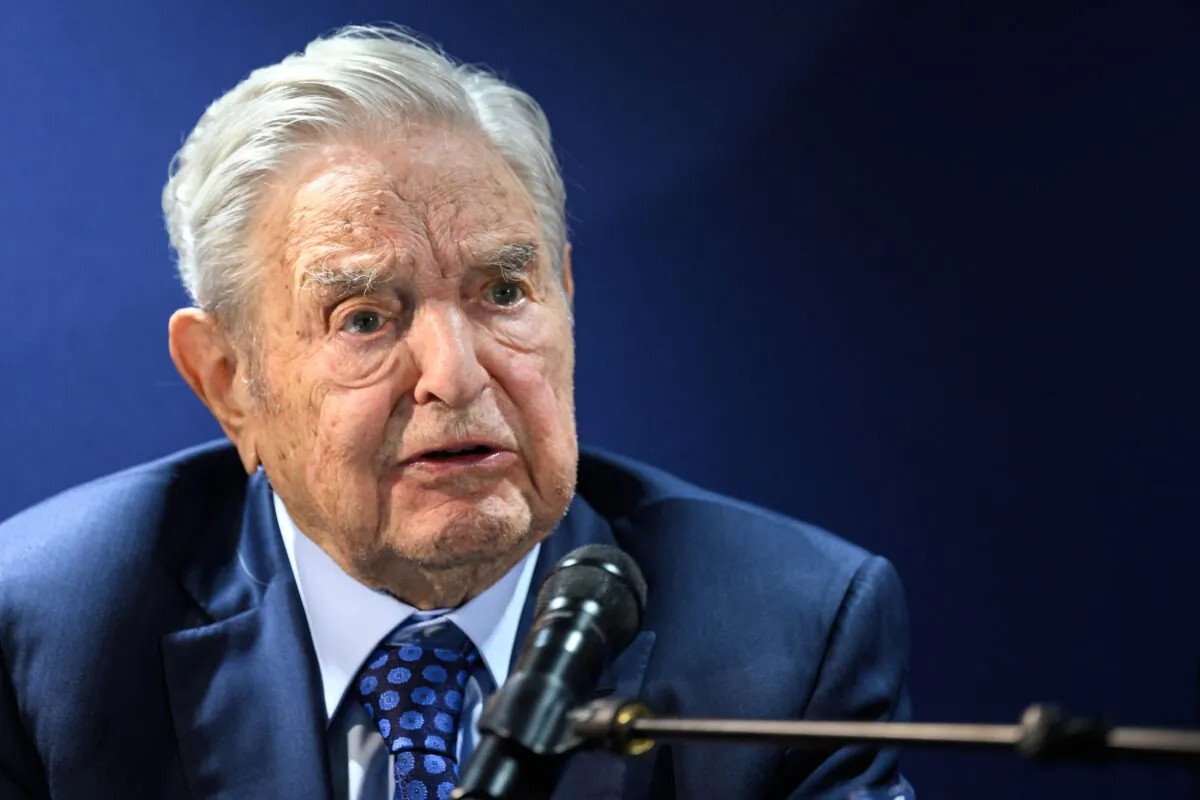 Ông George Soros trả lời các câu hỏi sau khi có bài diễn văn bên lề cuộc họp thường niên của Diễn đàn Kinh tế Thế giới ở Davos, Thụy Sĩ, hôm 24/05/2022. (Ảnh: Fabrice Coffrini/AFP qua Getty Images)