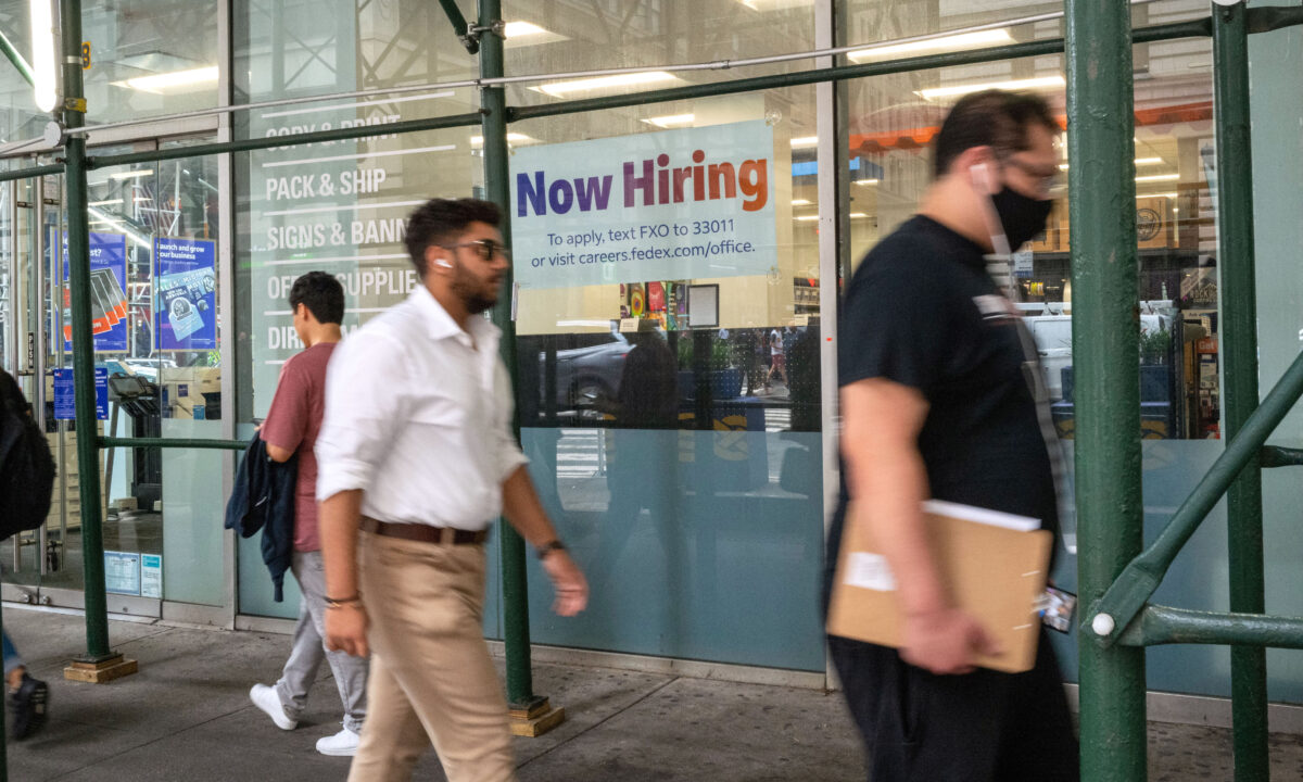 Một biển báo “hiện cần tuyển dụng” trong một cửa sổ ở Manhattan, Thành phố New York, hôm 28/07/2022. (Ảnh: Spencer Platt/Getty Images)