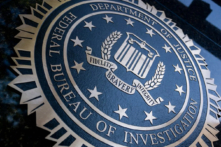 Con dấu ghi “Cục Điều tra Liên bang của Bộ Tư pháp” tại tòa nhà J. Edgar Hoover của FBI ở Hoa Thịnh Đốn, vào ngày 09/08/2022. (Ảnh: Stefani Reynolds/AFP qua Getty Images)