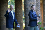 Tổng thống Joe Biden (bên trái) vẫy tay chào cùng con trai Hunter Biden sau khi tham dự thánh lễ tại Nhà thờ Công giáo Holy Spirit ở Johns Island, South Carolina, vào ngày 13/08/2022. (Ảnh: Nicholas Kamm/AFP qua Getty Images)