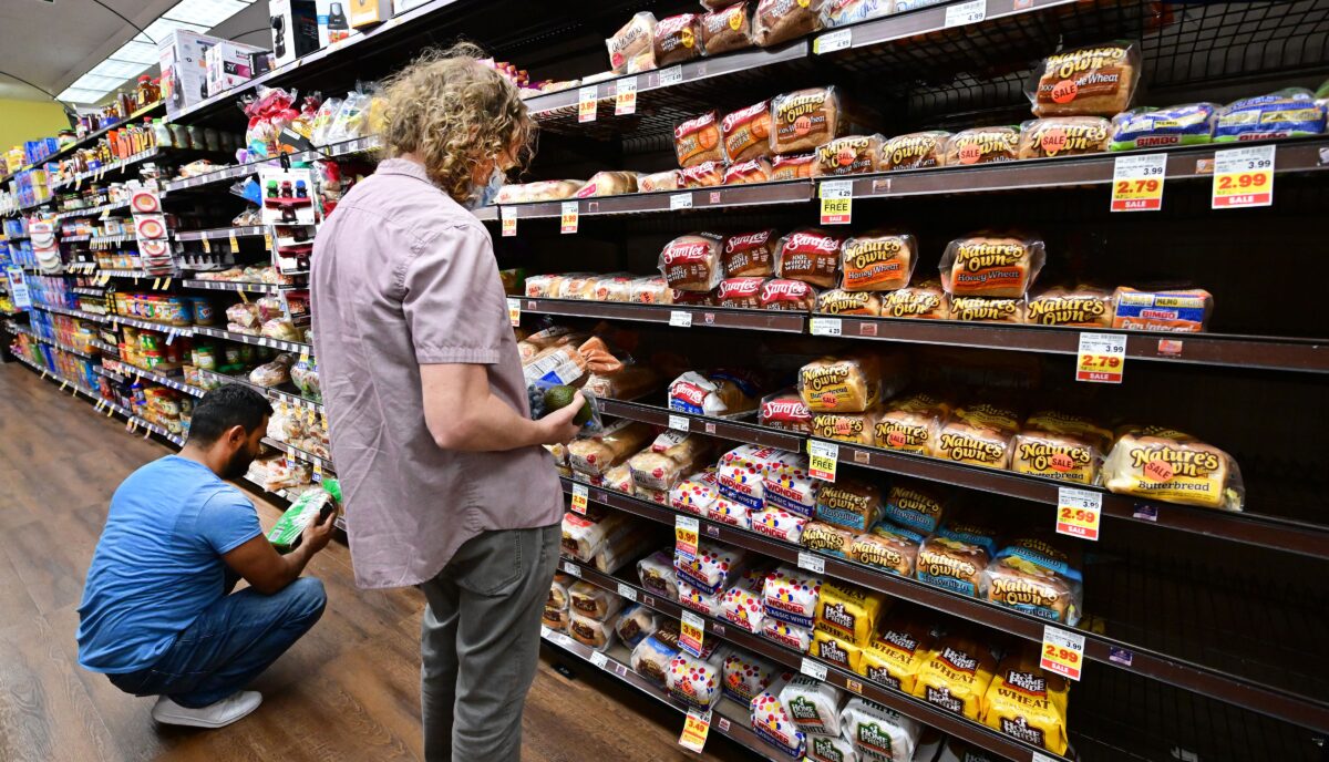 Mọi người mua bánh mì tại một siêu thị ở Monterey Park, California, vào ngày 19/10/2022. (Ảnh: Frederic J. Brown/AFP qua Getty Images)