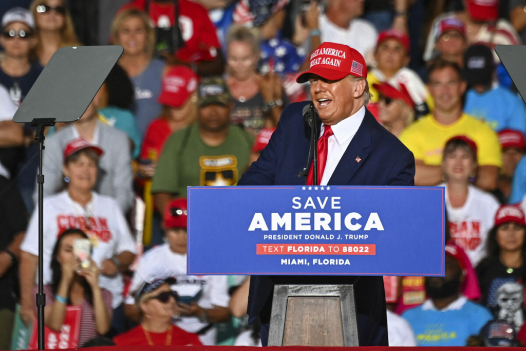Cựu Tổng thống Donald Trump nói chuyện trong một cuộc tập hợp ‘Cứu lấy nước Mỹ’ ủng hộ Thượng nghị sĩ Marco Rubio (Cộng Hòa-Florida) trước cuộc bầu cử giữa nhiệm kỳ tại Hội chợ và Triển lãm Quận Miami-Dade ở Miami vào ngày 06/11/2022. (Ảnh: Eva Marie Uzcategui/AFP qua Getty Images)