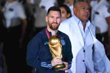 Đội trưởng kiêm tiền đạo ngôi sao của Argentina, Lionel Messi, cầm chiếc Cúp FIFA World Cup khi đến Phi trường Quốc tế Ezeiza ở Buenos Aires vào ngày 20/12/2022, sau khi vô địch World Cup 2022 ở Qatar. (Ảnh: Luis Robayo/AFP qua Getty Images)