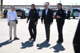 Tổng thống (TT) Joe Biden và Bộ trưởng An ninh Nội địa Alejandro Mayorkas (trái) nói chuyện với cảnh sát của Cục Hải quan và Biên phòng Hoa Kỳ trên cây cầu vượt biên giới Bridge of the Americas ở El Paso, Texas, hôm 08/01/2023. (Ảnh: Jim Watson/AFP qua Getty Images)