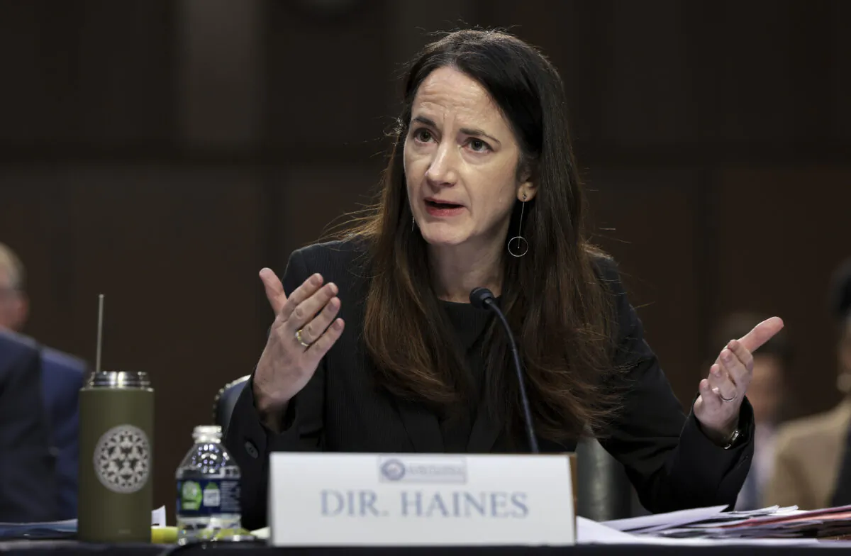 Giám đốc Tình báo Quốc gia (DNI) Avril Haines làm chứng trước Ủy ban Tình báo Thượng viện ở Hoa Thịnh Đốn, vào ngày 10/03/2022. (Ảnh: Kevin Dietsch/Getty Images)