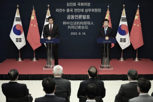 Chủ tịch Ủy ban Thường vụ Đại hội Đại biểu Nhân dân Toàn quốc Trung Quốc Lật Chiến Thư (Trái) cùng Chủ tịch Quốc hội Nam Hàn Kim Jin-pyo (Phải) dự một cuộc họp báo chung ở Seoul, Nam Hàn, vào ngày 16/09/2022. (Ảnh: Kim Hong-Ji/Pool/Getty Images)