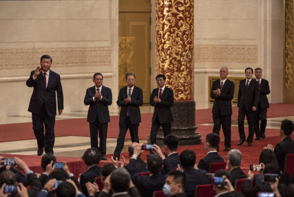 Lãnh đạo Đảng Cộng sản Trung Quốc Tập Cận Bình (Trái) đi cùng các thành viên của Ban Thường vụ mới của Bộ Chính trị Đảng, (từ thứ 2 bên trái) ông Lý Cường, ông Triệu Lập Tế, ông Vương Hỗ Ninh, ông Thái Kỳ, ông Đinh Tiết Tường, và ông Lý Hy, khi họ tham dự buổi chụp ảnh nhóm với các ký giả tại Đại lễ đường Nhân dân ở Bắc Kinh, Trung Quốc, vào ngày 23/10/2022. (Ảnh: Kevin Frayer/Getty Images)