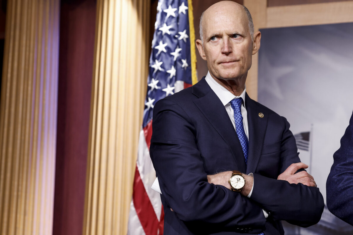 Thượng nghị sĩ Rick Scott (Cộng Hòa-Florida) lắng nghe trong một cuộc họp báo tại Điện Capitol hôm 25/01/2023. (Ảnh: Anna Moneymaker/Getty Images)