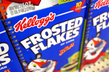Những hộp ngũ cốc Frosted Flakes của Kellogg’s được trưng bày bên trong cửa hàng Wal-Mart ở Rolling Meadows, Illinois, ngày 28/07/2003. (Ảnh: Tim Boyle/Getty Images)