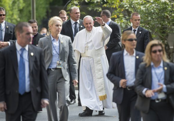 Giáo hoàng Francis, được hộ tống bởi lực lượng an ninh, vẫy chào những người có thiện chí ở Sứ thần Tòa Thánh tại Hoa Kỳ sau khi trở về từ chuyến đi tới Capitol Hill, vào ngày 24/09/2015, ở Hoa Thịnh Đốn. (Ảnh: Molly Riley/AFP/Getty Images)