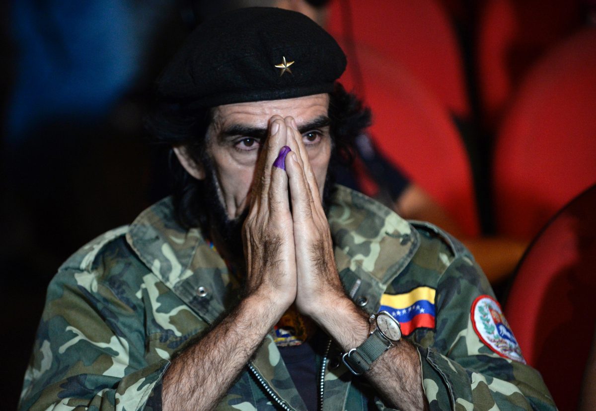 Một người ủng hộ Tổng thống Venezuela Nicolas Maduro, đóng vai lãnh đạo du kích Ernesto Che Guevara, chờ đợi kết quả của cuộc bầu cử lập pháp, ở Caracas, hôm 07/12/2015. (Ảnh: Federico Parra/AFP/Getty Images)