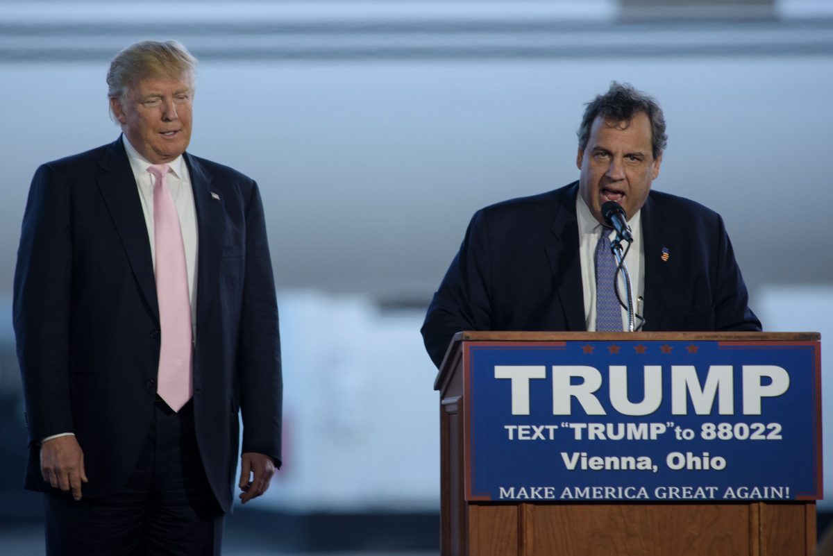 Thống đốc New Jersey Chris Christie (bên phải) giới thiệu ông Donald Trump trong một cuộc tập hợp ở Trung tâm Vienna, Ohio, vào ngày 14/03/2016. (Ảnh: Brendan Smialowski/AFP/Getty Images)