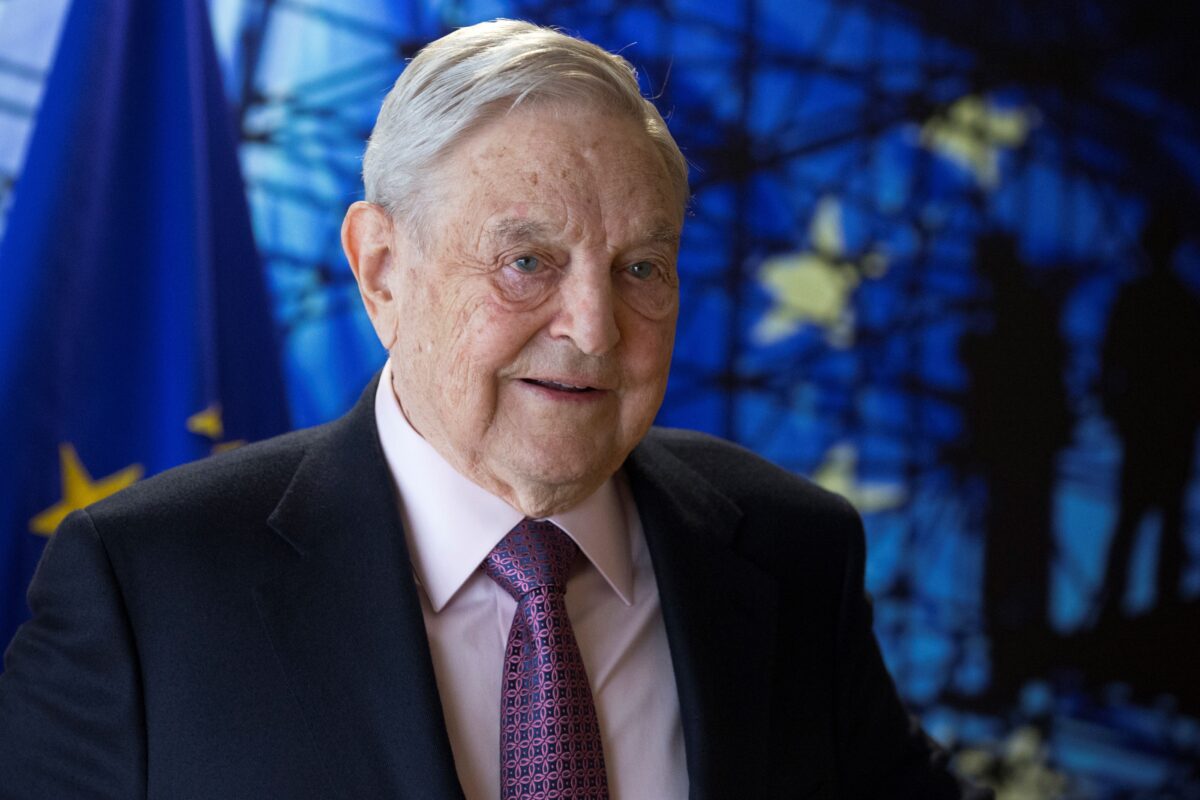 Ông George Soros, người sáng lập và chủ tịch của Quỹ Xã hội Mở (OSF), đến dự một cuộc họp ở Brussels hôm 27/04/2017. (Ảnh: Olivier Hoslet/Pool/AFP qua Getty Images)