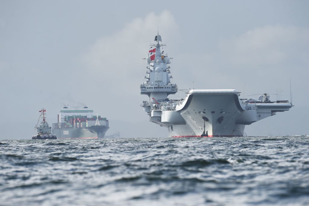 Hàng không mẫu hạm Liêu Ninh của Trung Quốc (phải), đến vùng biển Hồng Kông vào ngày 07/07/2017. (Ảnh: Anthony Wallace/AFP/Getty Images)