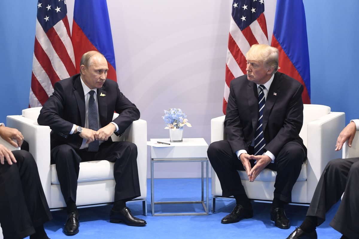 Tổng thống đương thời Donald Trump và Tổng thống Nga Vladimir Putin bên lề Hội nghị Thượng đỉnh G-20 tại Hamburg, Đức, ngày 07/07/2017. (Ảnh: Saul Loeb/AFP/Getty Images)
