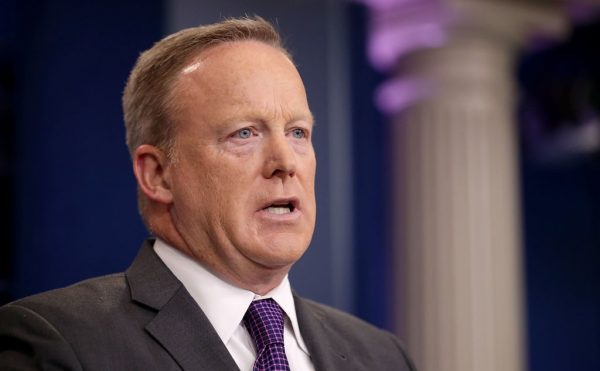 Tham vụ báo chí Tòa Bạch Ốc Sean Spicer nói chuyện với các phóng viên trong một cuộc họp báo không có máy quay tại Phòng Họp Báo Brady tại Tòa Bạch Ốc ở Hoa Thịnh Đốn vào ngày 17/07/2017. (Ảnh: Chip Somodevilla/Getty Images)