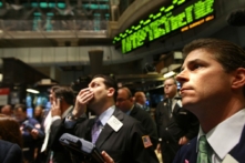 Các nhà giao dịch làm việc trên sàn của Sở Giao dịch Chứng khoán New York trong những ngày điên cuồng của cuộc khủng hoảng Lehman hôm 13/10/2008. (Ảnh: Spencer Platt/Getty Images)