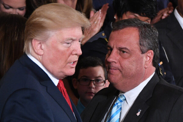 Tổng thống Donald Trump (trái) nói chuyện với Thống đốc Chris Christie (Cộng Hòa-New Jersey) sau khi ông đưa ra nhận xét về việc chống lại nhu cầu sử dụng ma túy và cuộc khủng hoảng opioid tại Phòng Đông của Tòa Bạch Ốc vào ngày 26/10/2017. (Ảnh: Jim Watson/AFP qua Getty Images)