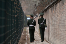 Lực lượng cảnh sát bán quân sự Trung Quốc đi tuần tra tại Bắc Kinh vào ngày 28/03/2018. (Ảnh: Greg Baker/AFP qua Getty Images)