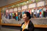 Họa sĩ Khổng Hải Yến (Haiyan Kong) đã đạt Giải Vàng tại Cuộc thi Vẽ tranh Nhân vật Quốc tế lần thứ 5 của NTD với tác phẩm “April 25th, 1999” (Ngày 25/04/1999) tại Câu lạc bộ Nghệ thuật Salmagundi ở New York, ngày 26/11/2019. (Ảnh: Chung I Ho/The Epoch Times)