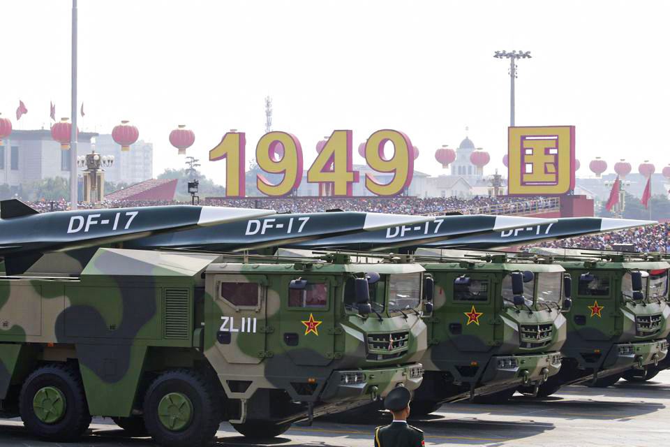 Các xe quân sự mang hỏa tiễn siêu thanh DF-17 đi ngang qua Quảng trường Thiên An Môn trong cuộc duyệt binh ở Bắc Kinh, Trung Quốc, vào ngày 01/10/2019. (Ảnh: Jason Lee/Reuters)