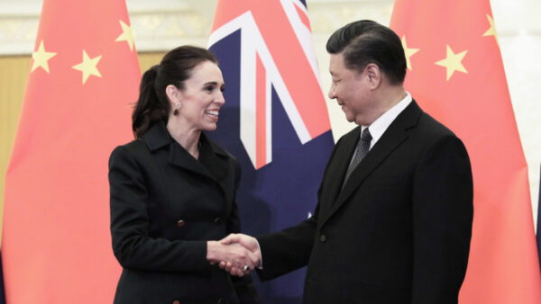 Chủ tịch Trung Quốc Tập Cận Bình và cựu Thủ tướng New Zealand Jacinda Ardern bắt tay trước cuộc họp tại Đại lễ đường Nhân dân ở Bắc Kinh, Trung Quốc, vào ngày 01/04/2019. (Ảnh: Kenzaburo Fukuhara/Pool/Getty Images)