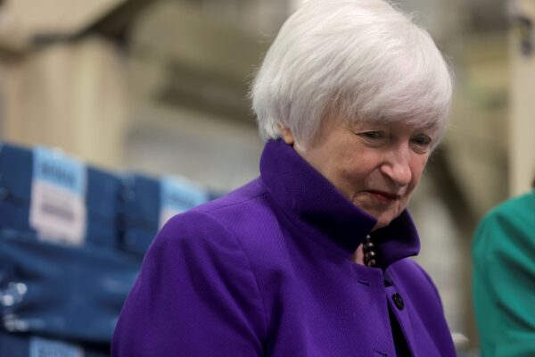 Bộ trưởng Ngân khố Hoa Kỳ Janet Yellen chủ trì lễ ra mắt tờ tiền giấy đầu tiên của Hoa Kỳ có in hai chữ ký của nữ giới tại một sự kiện ở Fort Worth, Texas, hôm 08/12/2022. (Ảnh: Shelby Tauber/Reuters)