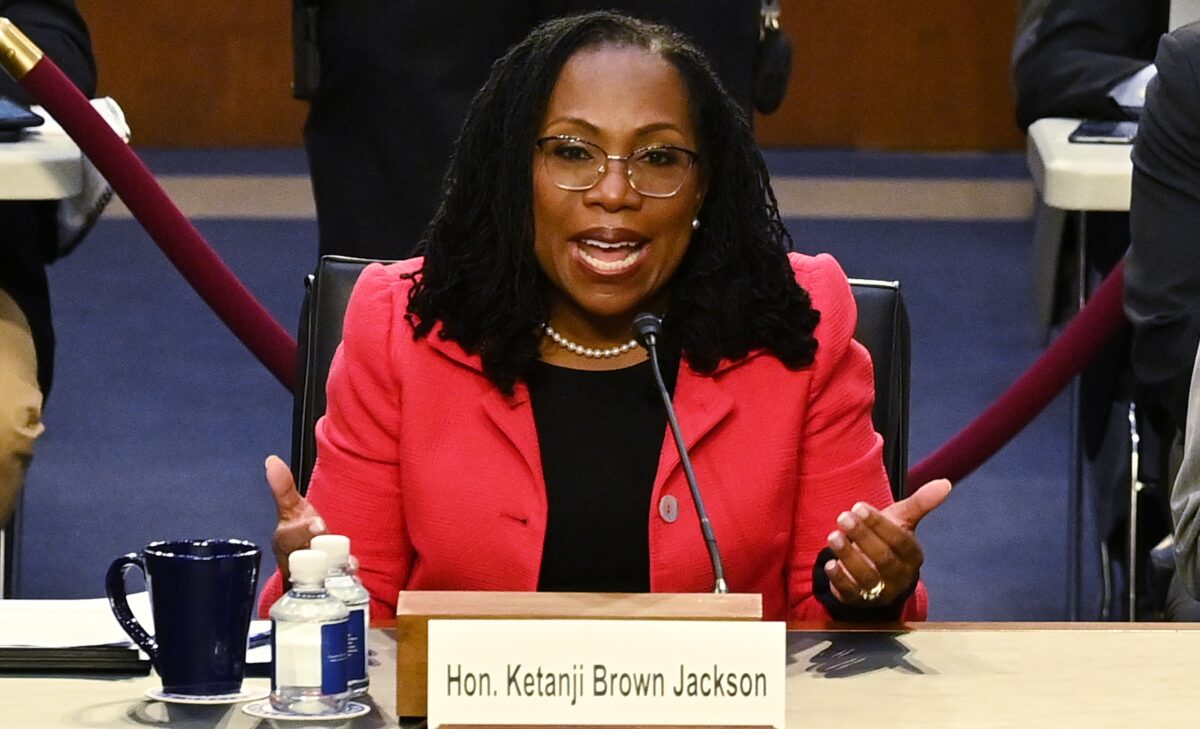 Thẩm phán Ketanji Brown Jackson điều trần khi được đề cử làm phó chánh án Tối cao Pháp viện Hoa Kỳ trong phiên điều trần chấp thuận của Ủy ban Tư pháp Thượng viện tại Hoa Thịnh Đốn hôm 22/03/2022. (Ảnh: Mandel Ngan-Pool/Getty Images)
