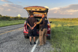 Một cảnh sát của Quận Kinney bắt giữ một người nhập cư bất hợp pháp đang được vận chuyển trái phép từ biên giới Hoa Kỳ-Mexico, qua Quận Kinney, Texas, vào ngày 10/09/2022. (Charlotte Cuthbertson/The Epoch Times)