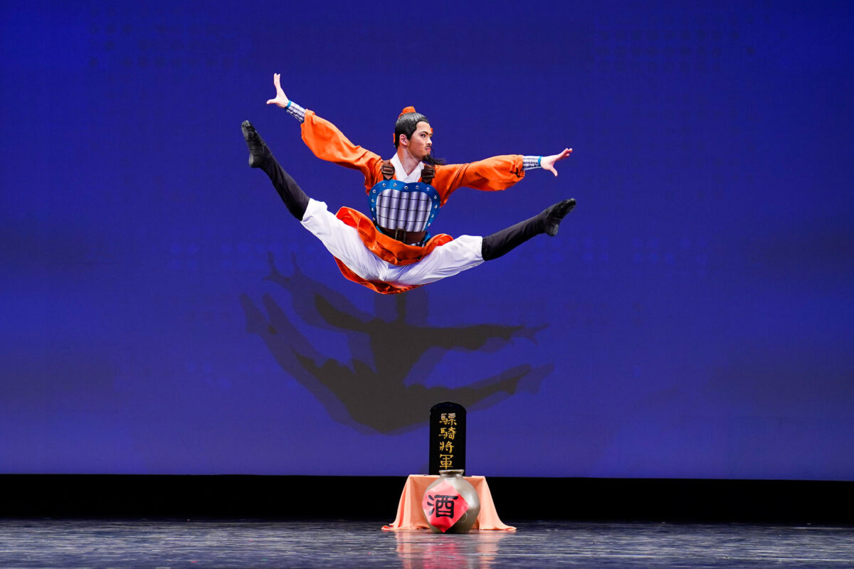 Nghệ sĩ múa Aaron Huynh (Hoàng Thụy Luân) tham gia Cuộc thi Vũ đạo Trung Hoa Cổ điển Quốc tế lần thứ 9 tại tiểu bang New York vào ngày 04/09/2021. (Ảnh: Larry Dye/The Epoch Times)