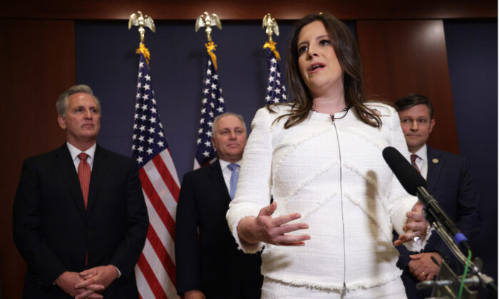 Dân biểu Elise Stefanik (Cộng Hòa-New York) nói tại Trung tâm Khách ghé thăm của Điện Capitol Hoa Kỳ vào ngày 14/05/2021. (Ảnh: Alex Wong/Getty Images)