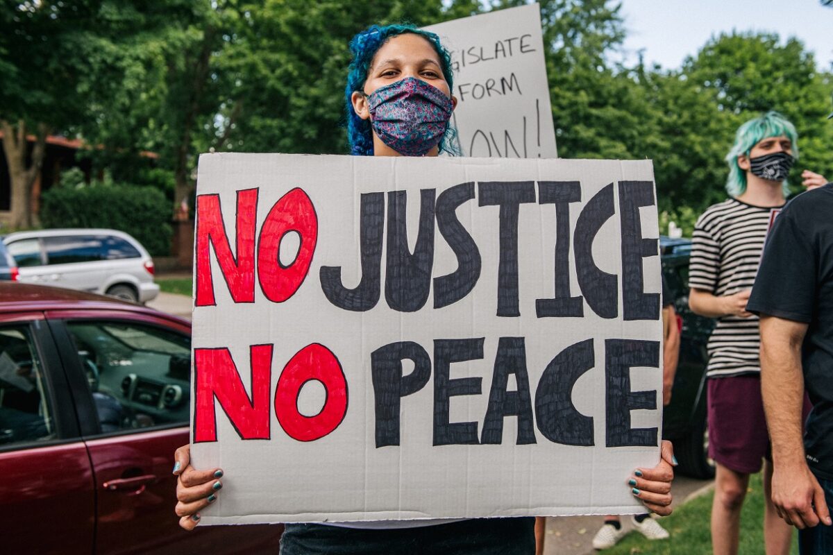 Một người phụ nữ cầm tấm biển với dòng chữ “No Justice No Peace” trong một cuộc biểu tình ở St. Paul, Minnesota, ngày 24/06/2020. (Ảnh: Brandon Bell/Getty Images)
