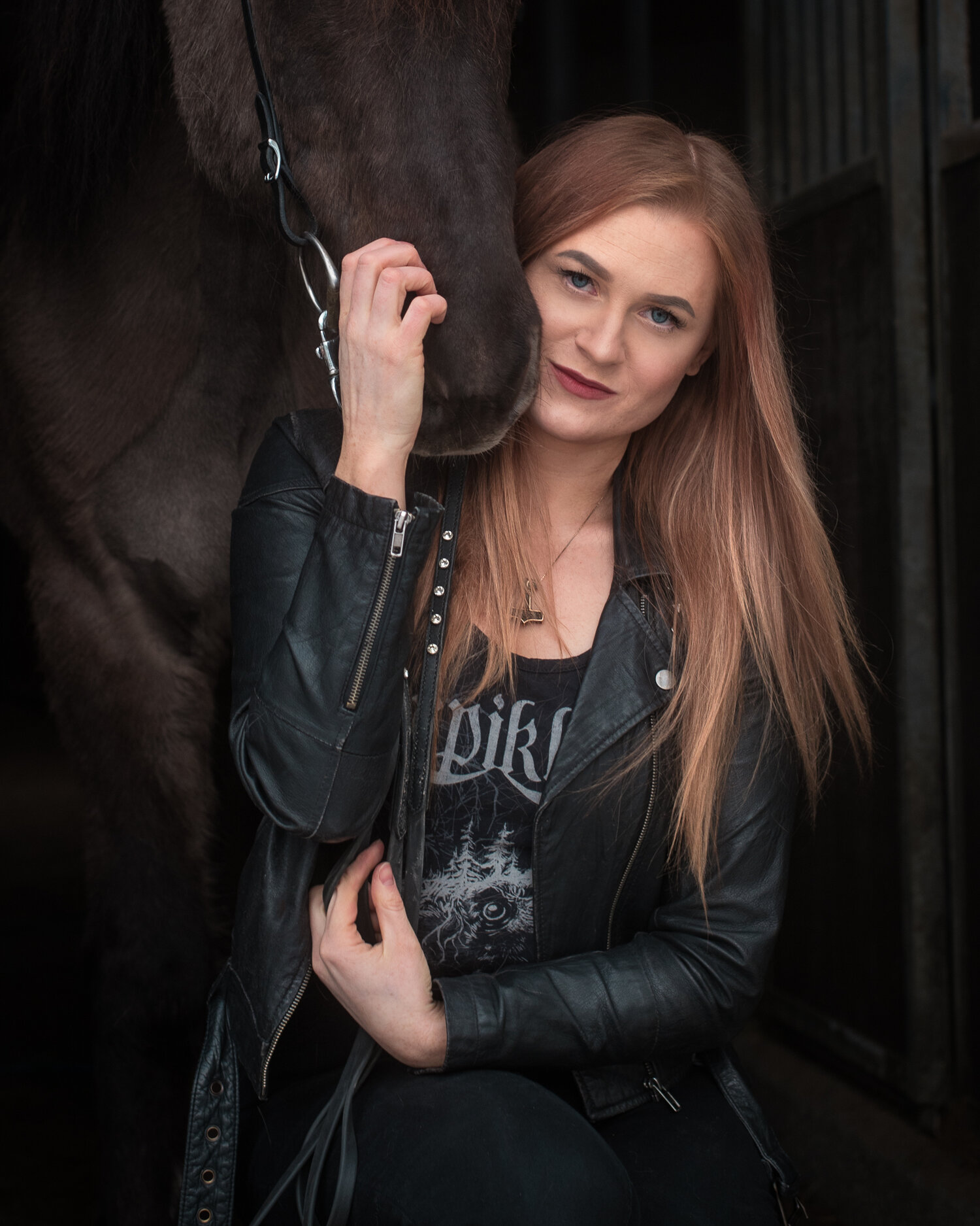 Cô Petra Marita Leifsdóttir cùng một trong những chú ngựa. (Ảnh: Đăng dưới sự cho phép của nhiếp ảnh gia Petra Marita)