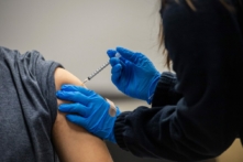 Một người đàn ông được chích vaccine COVID-19 tại thành phố Chelsea, tiểu bang Massachusetts vào ngày 16/12/2021. (Ảnh: Joseph Prezioso/AFP qua Getty Images)
