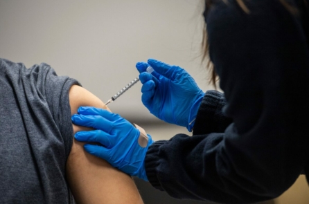 Nghiên cứu: Chích nhắc lại vaccine COVID-19 làm suy yếu hệ miễn dịch