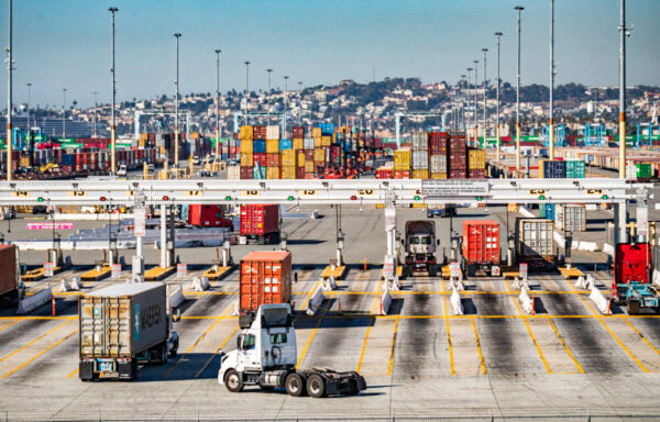 Những chiếc xe tải chở container vận tải đường biển chuẩn bị rời cảng Long Beach, California, vào ngày 27/10/2021. (Ảnh: John Fredricks/The Epoch Times)