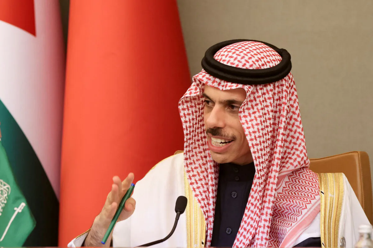 Ngoại trưởng Saudi Arabia, Hoàng tử Faisal bin Farhan Al-Saud tham dự một cuộc họp báo tại Hội nghị thượng đỉnh Hội đồng Hợp tác vùng Vịnh Ả Rập ở Riyadh, Saudi Arabia, vào ngày 09/12/2022. (Ảnh: Ahmed Yosri/Reuters)
